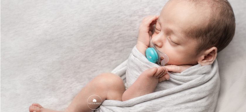 ciuccio sì o no nei neonati primo mese di vita, ciuccio sì o no allattamento al seno, ciuccio giusto o sbagliato, fotografa newborn monza