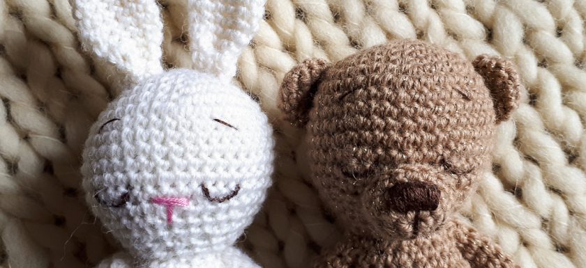 pupazzetti per neonati Fotografa Newborn Monza, amigurumi uncinetto per bambini, newborn props per ritratti in studio a monza, fotografi neonati monza brianza