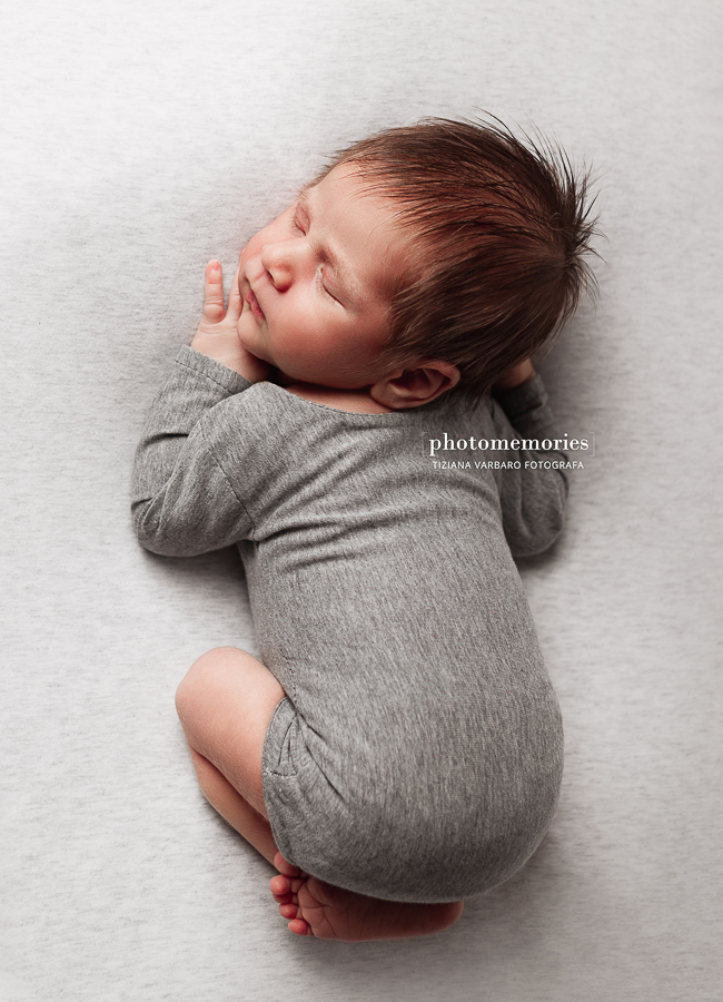 Fotografie Newborn con abiti fatti a mano - Fotografa Monza